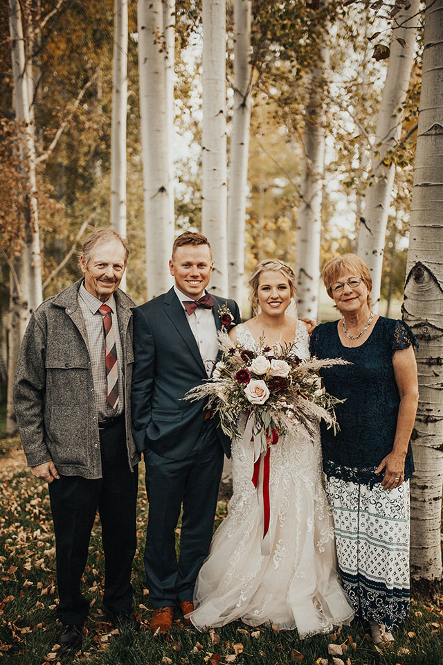 bride and groom with family fall oregon wedding