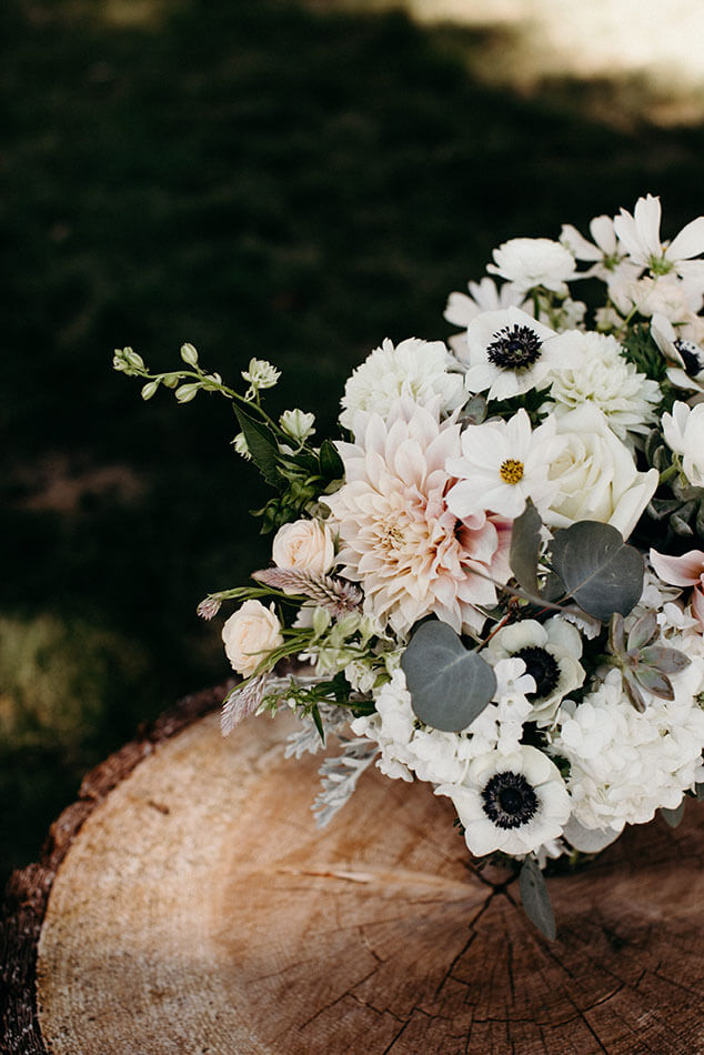white blush modern summer bridal bouquet